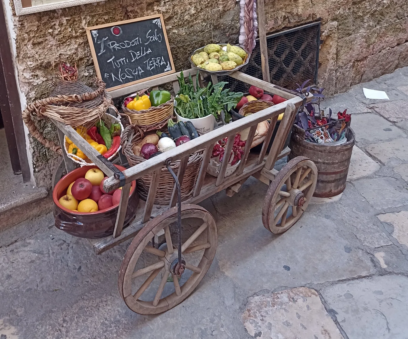 Étal de fruits et légumes frais typique des Pouilles