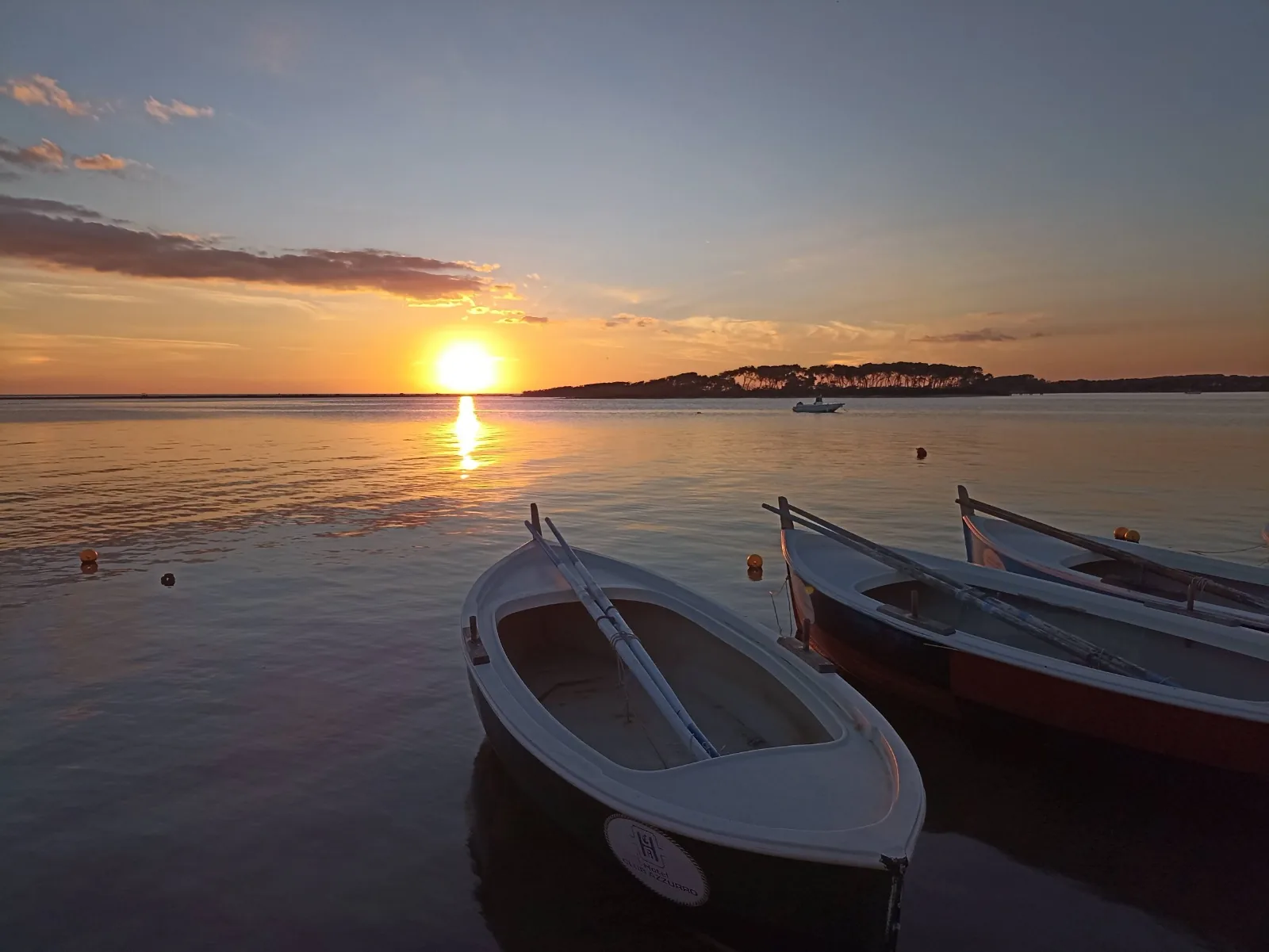 Coucher de soleil sur les barques à Porto Cesareo